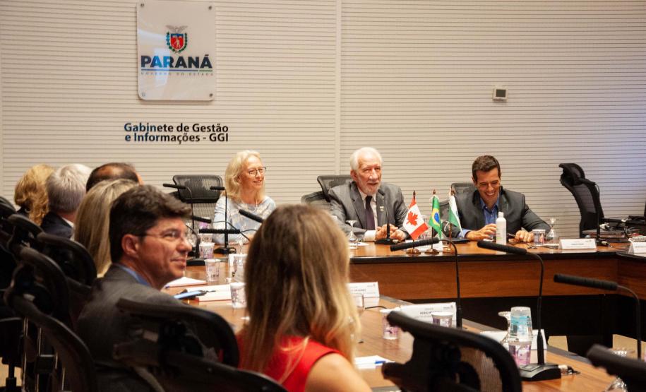 Alunos em intercâmbio no Canadá fazem videoconferência com diplomatas no Brasil