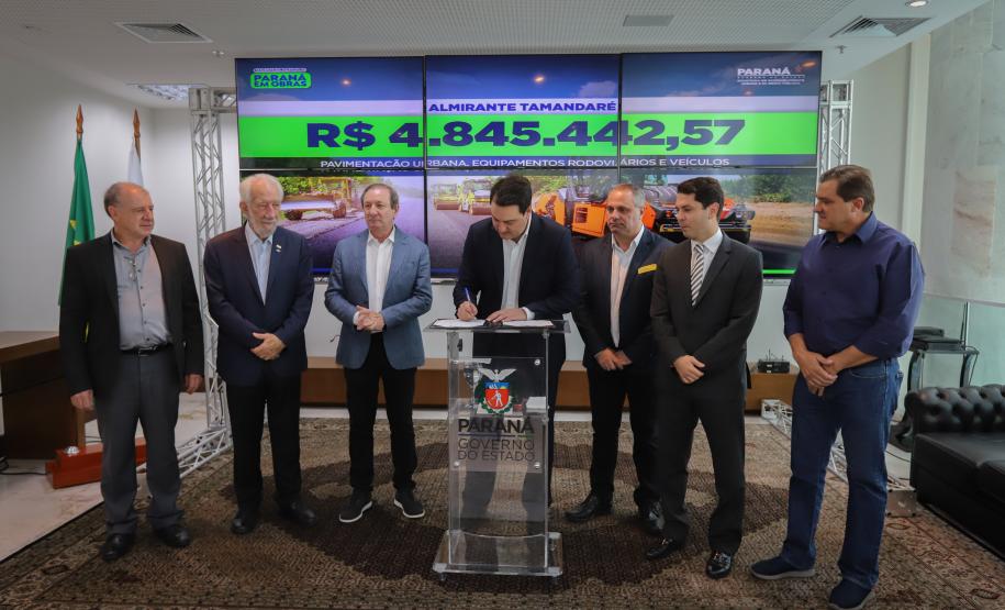 Governador libera R$ 75,8 milhões para obras e equipamentos na RMC e Campos Gerais