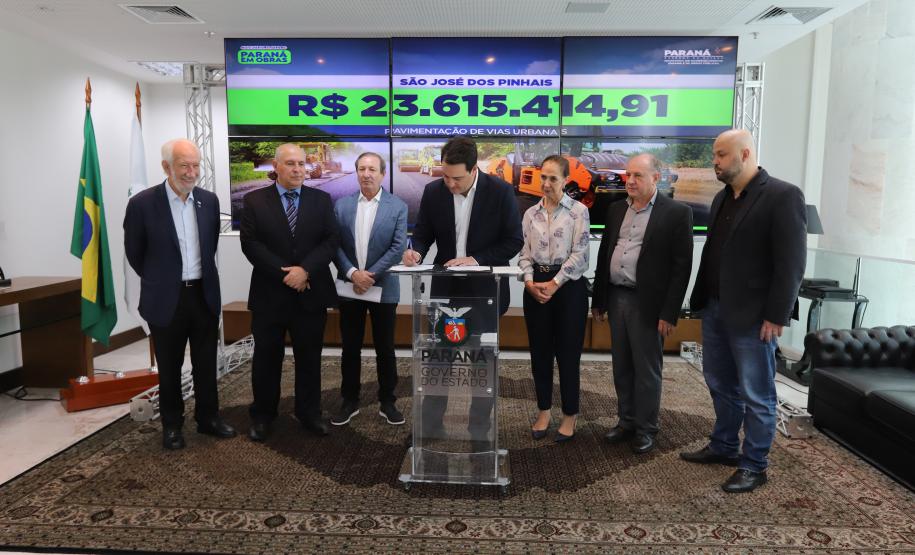 Governador libera R$ 75,8 milhões para obras e equipamentos na RMC e Campos Gerais