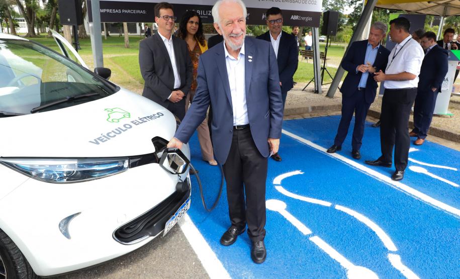 Palácio Iguaçu recebe posto para abastecer com energia solar os veículos elétricos da frota do Estado
