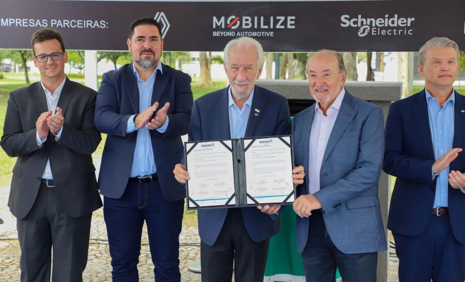 Palácio Iguaçu recebe posto para abastecer com energia solar os veículos elétricos da frota do Estado