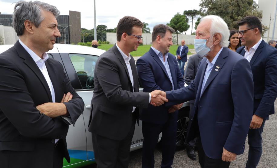 Palácio Iguaçu recebe posto para abastecer com energia solar os veículos elétricos da frota do Estado
