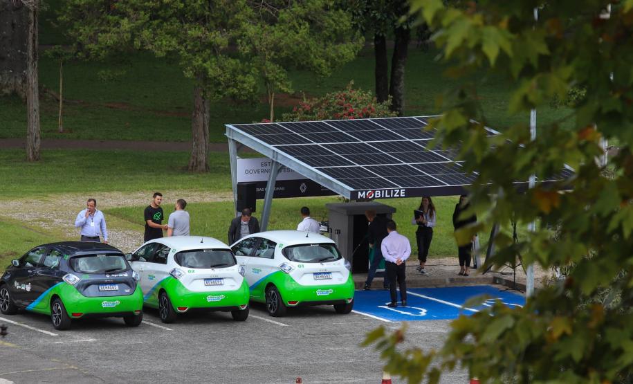 Palácio Iguaçu recebe posto para abastecer com energia solar os veículos elétricos da frota do Estado