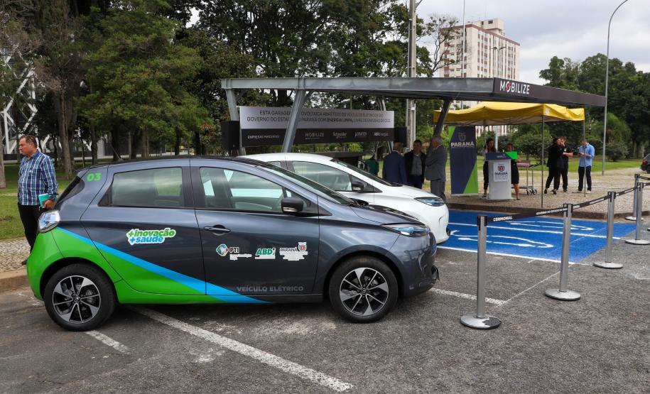 Palácio Iguaçu recebe posto para abastecer com energia solar os veículos elétricos da frota do Estado