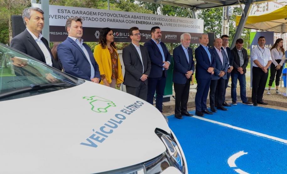 Palácio Iguaçu recebe posto para abastecer com energia solar os veículos elétricos da frota do Estado