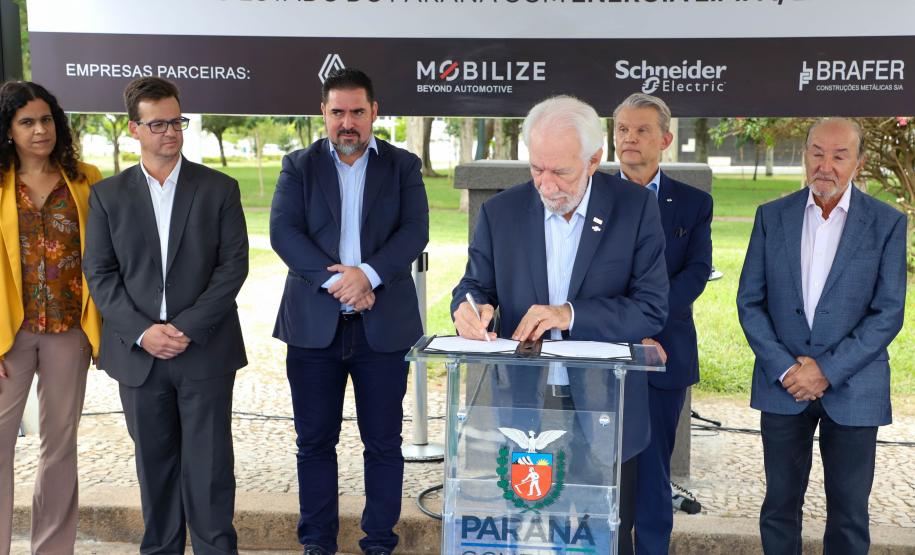 Palácio Iguaçu recebe posto para abastecer com energia solar os veículos elétricos da frota do Estado