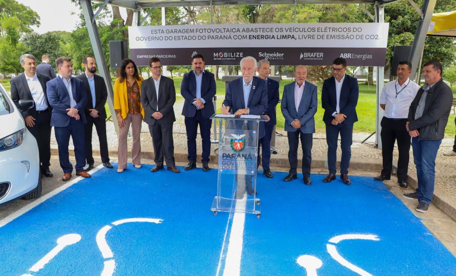 Palácio Iguaçu recebe posto para abastecer com energia solar os veículos elétricos da frota do Estado