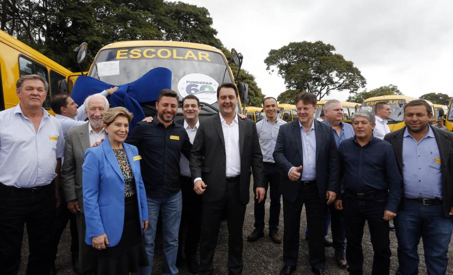 Governador entrega 144 ônibus escolares a 121 municípios paranaenses
