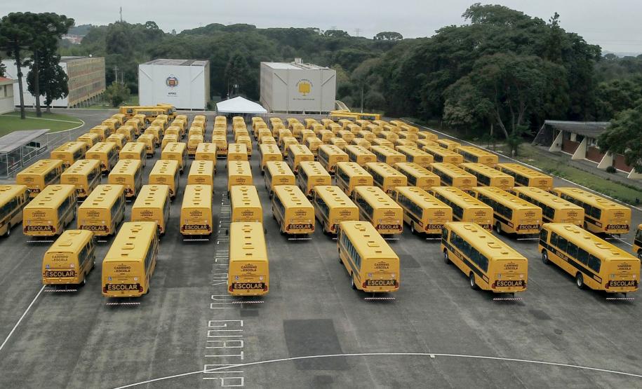 Governador entrega 144 ônibus escolares a 121 municípios paranaenses