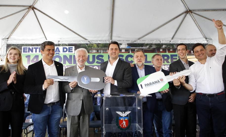 Governador entrega 144 ônibus escolares a 121 municípios paranaenses