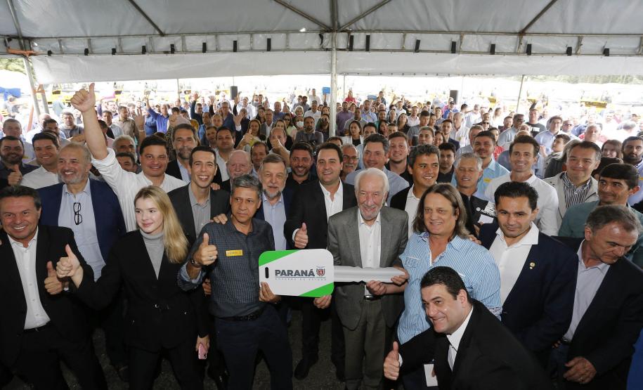 Governador entrega 144 ônibus escolares a 121 municípios paranaenses