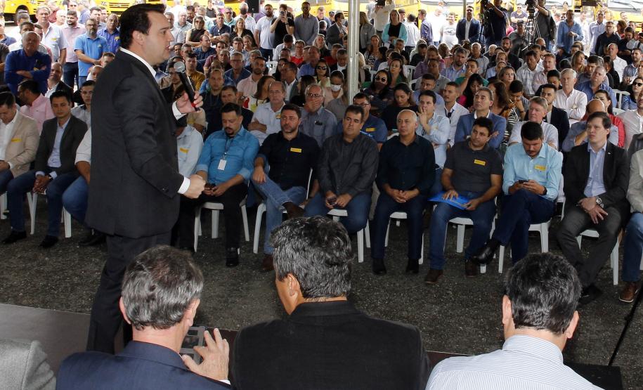 Governador entrega 144 ônibus escolares a 121 municípios paranaenses