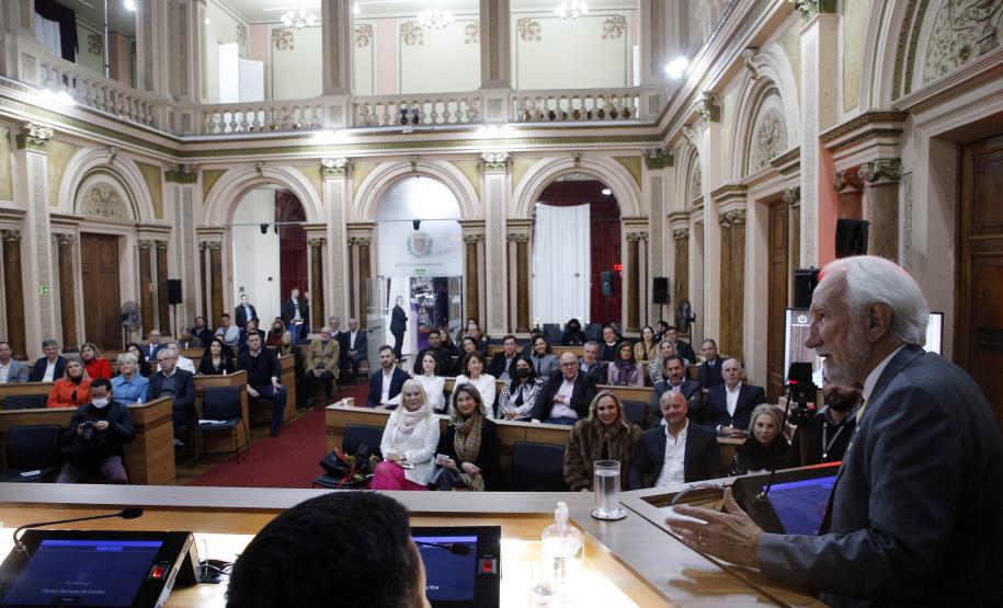 Piana acompanha homenagem ao empresário Carlos Beal, presidente da Apras