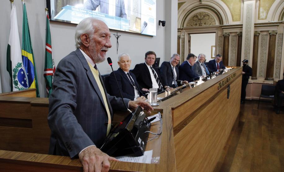 Piana acompanha homenagem ao empresário Carlos Beal, presidente da Apras