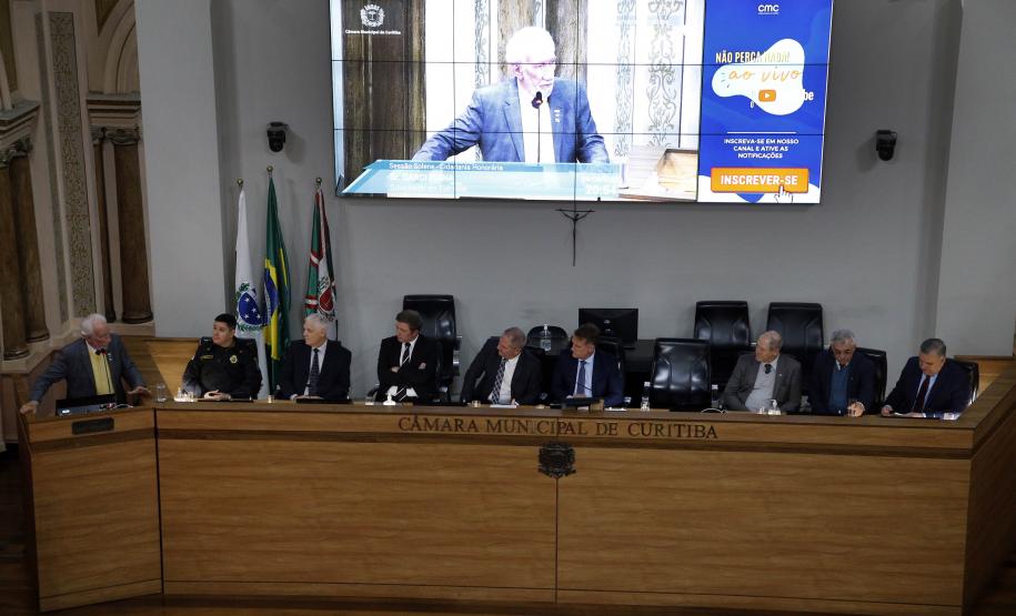 Piana acompanha homenagem ao empresário Carlos Beal, presidente da Apras