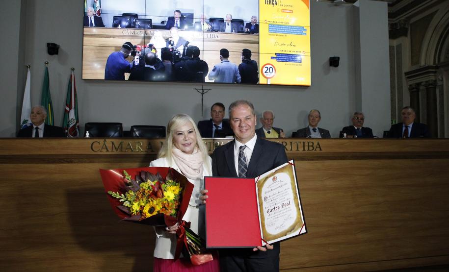 Piana acompanha homenagem ao empresário Carlos Beal, presidente da Apras