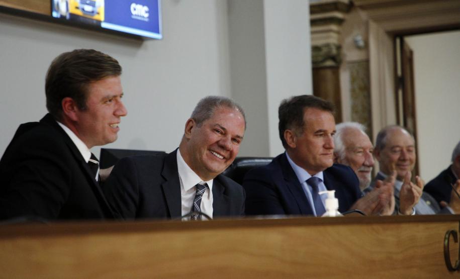 Piana acompanha homenagem ao empresário Carlos Beal, presidente da Apras