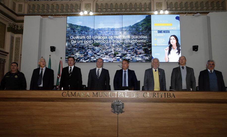 Piana acompanha homenagem ao empresário Carlos Beal, presidente da Apras