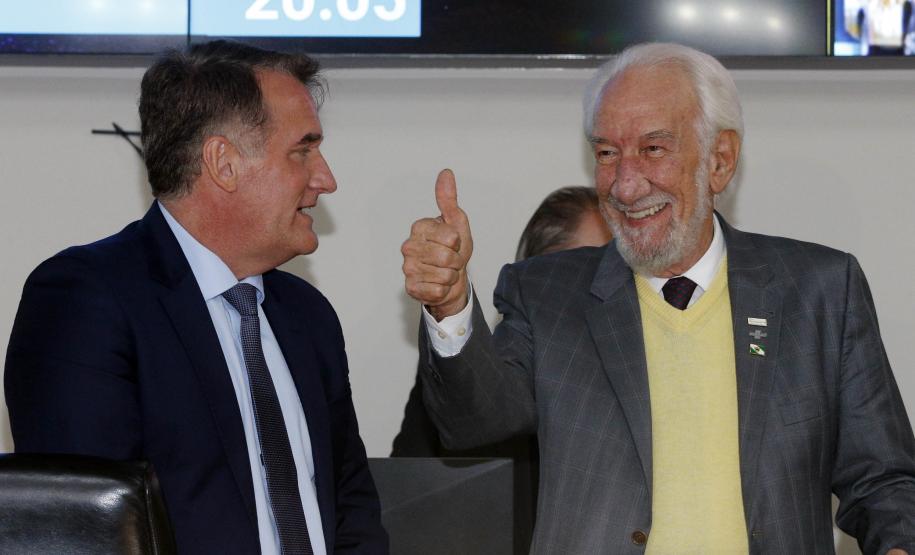 Piana acompanha homenagem ao empresário Carlos Beal, presidente da Apras