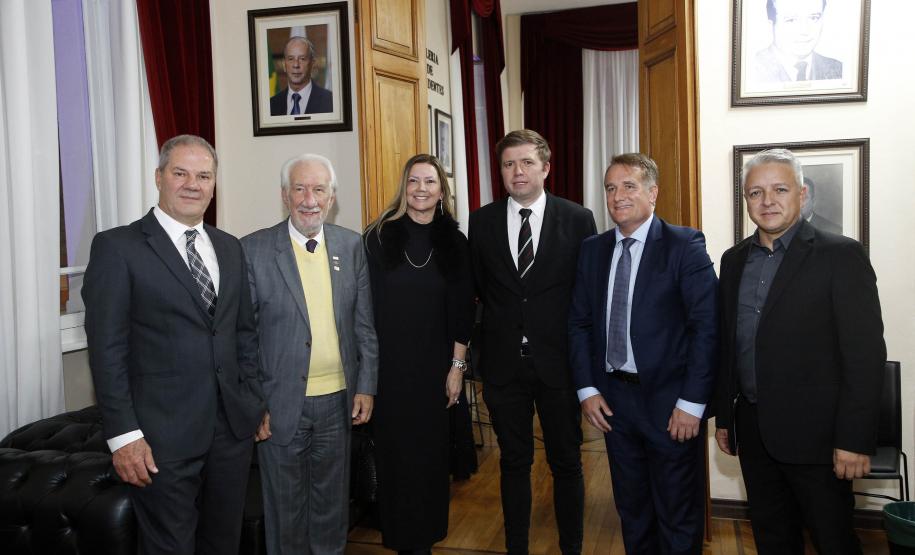 Piana acompanha homenagem ao empresário Carlos Beal, presidente da Apras