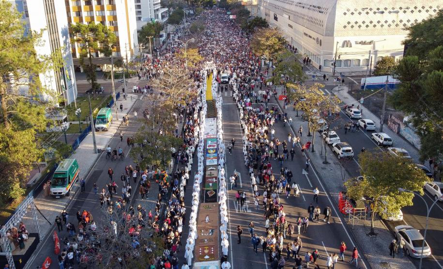 Com a presença do governador, celebração de Corpus Christi reúne 90 mil pessoas em Curitiba