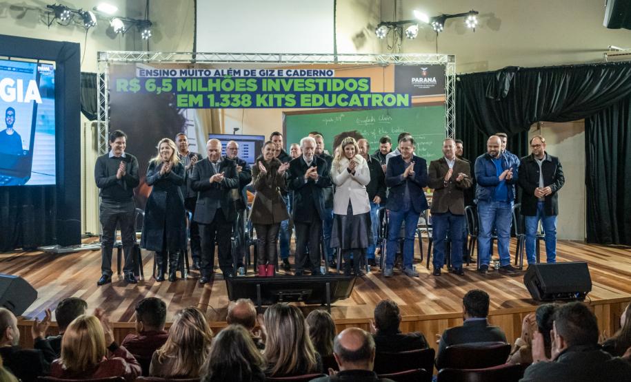 Mais 1,3 mil kits com TV e computador são entregues a escolas estaduais da RMC