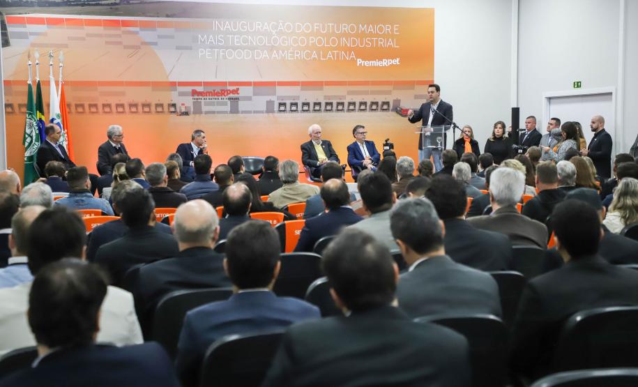 Com investimentos de R$ 1,1 bilhão, fábrica de alimentos para pets entra em produção no Paraná