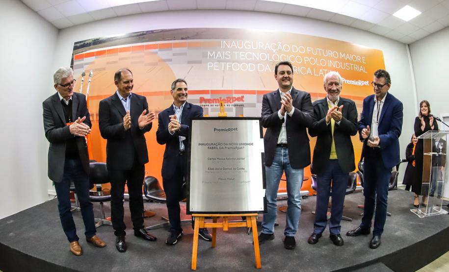 Com investimentos de R$ 1,1 bilhão, fábrica de alimentos para pets entra em produção no Paraná