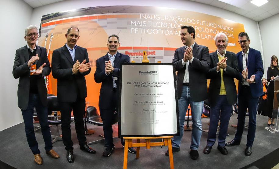 Com investimentos de R$ 1,1 bilhão, fábrica de alimentos para pets entra em produção no Paraná