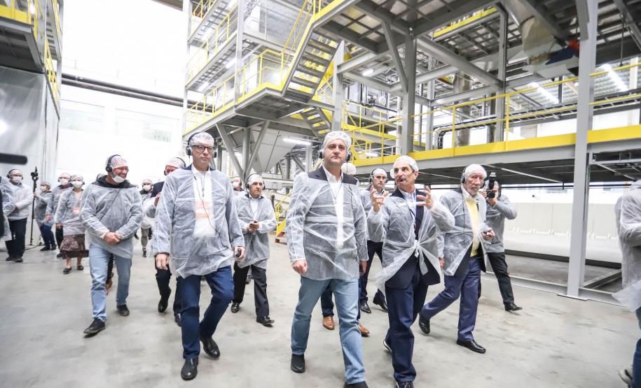 Com investimentos de R$ 1,1 bilhão, fábrica de alimentos para pets entra em produção no Paraná