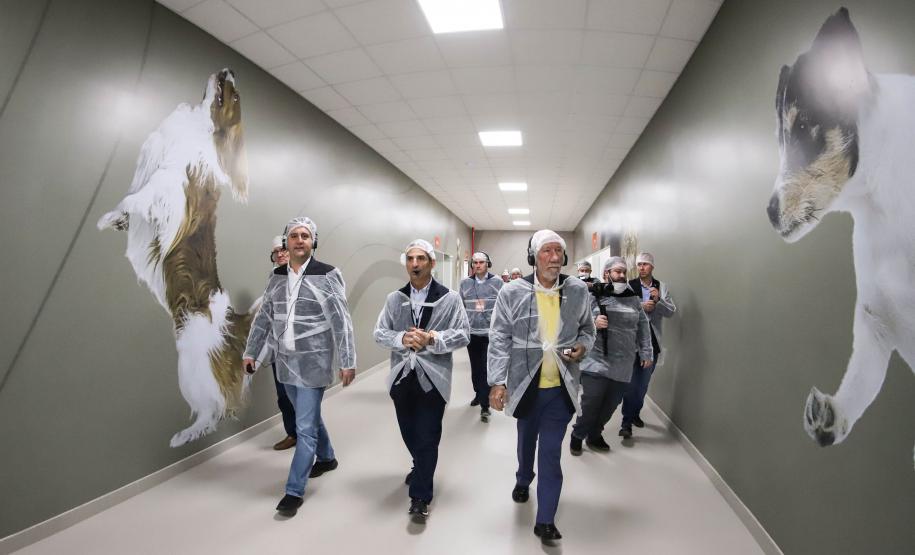 Com investimentos de R$ 1,1 bilhão, fábrica de alimentos para pets entra em produção no Paraná