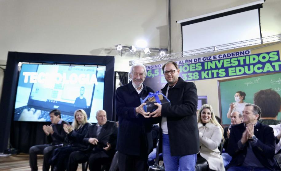 Mais 1,3 mil kits com TV e computador são entregues a escolas estaduais da RMC