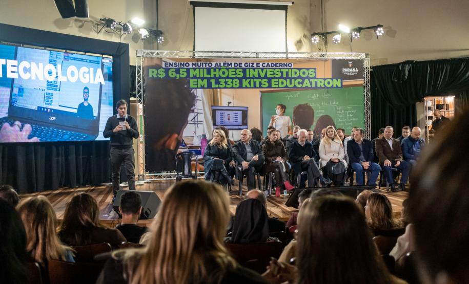 Mais 1,3 mil kits com TV e computador são entregues a escolas estaduais da RMC