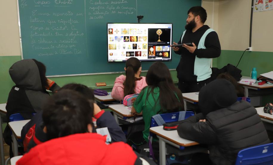 Mais 1,3 mil kits com TV e computador são entregues a escolas estaduais da RMC