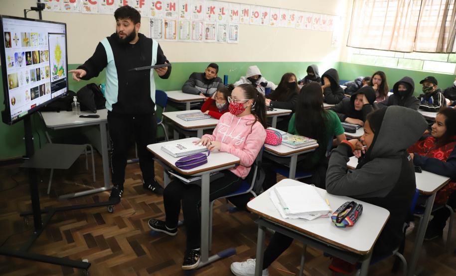 Mais 1,3 mil kits com TV e computador são entregues a escolas estaduais da RMC