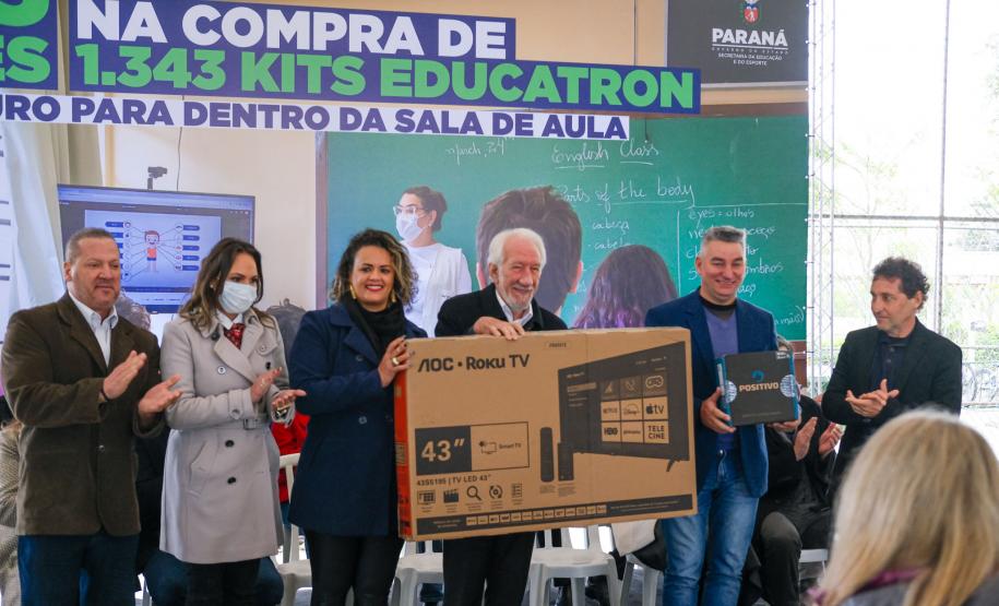 Mais 1,3 mil kits com TV e computador são entregues a escolas estaduais da RMC