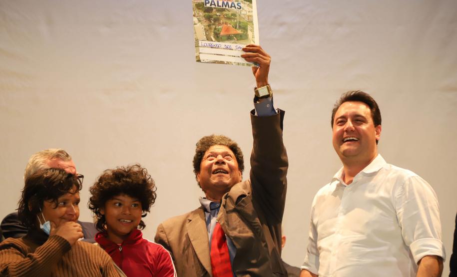 Títulos de propriedade entregues pelo Governo dão segurança a 296 famílias de Palmas