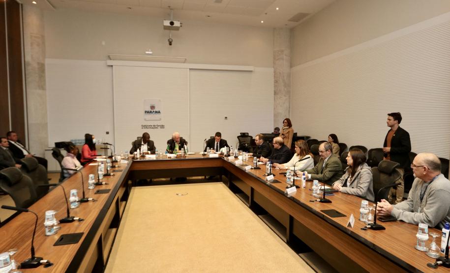 Vice-governador apresenta destaques da economia do Paraná ao embaixador da Tanzânia