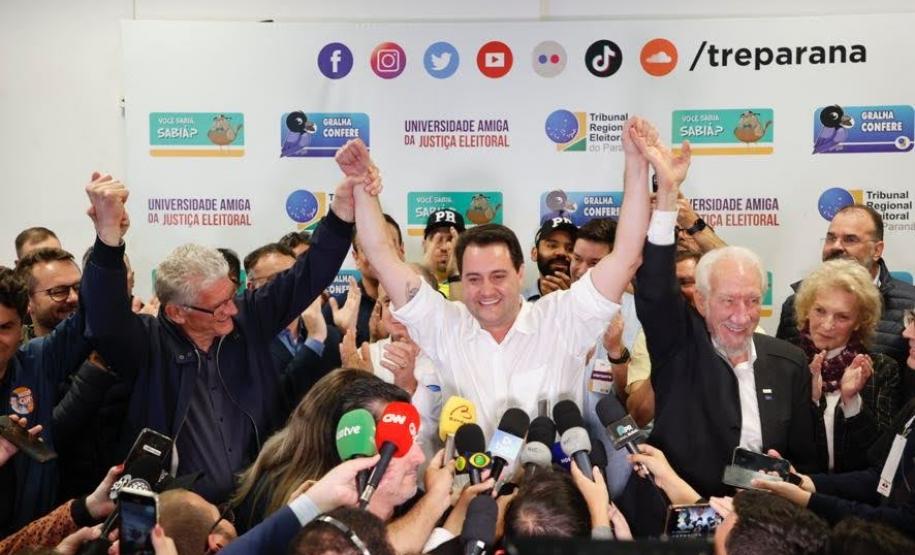 Ratinho Junior é reeleito com 69,6% dos votos e apoio de mais de 4 milhões de paranaenses