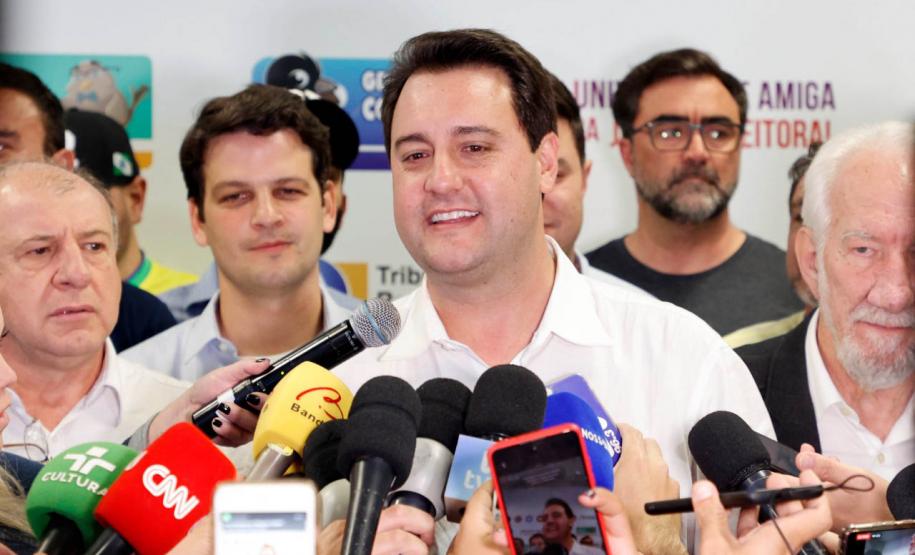 Ratinho Junior é reeleito com a maior votação da história do Paraná