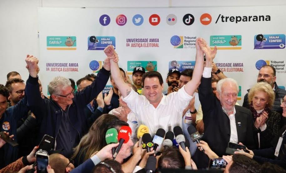 Ratinho Junior é reeleito com a maior votação da história do Paraná
