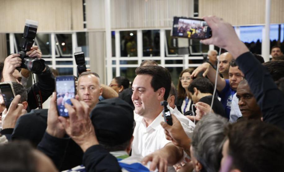 Ratinho Junior é reeleito com a maior votação da história do Paraná