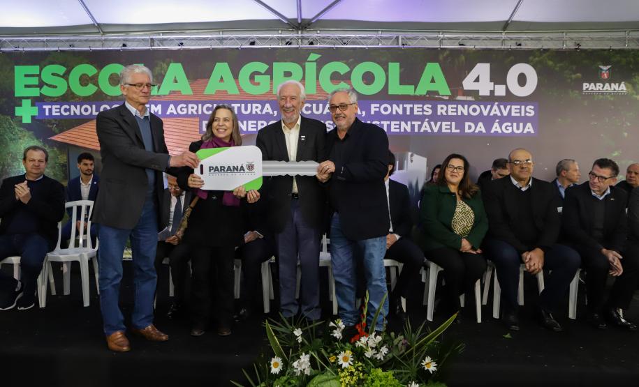 Governo entrega caminhões a municípios para facilitar a distribuição de alimentos
