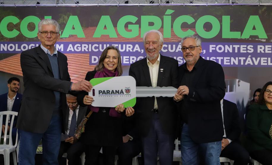 Governo entrega caminhões a municípios para facilitar a distribuição de alimentos