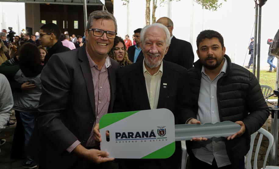 Governo entrega caminhões a municípios para facilitar a distribuição de alimentos