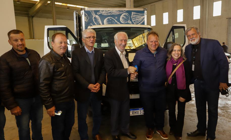 Governo entrega caminhões a municípios para facilitar a distribuição de alimentos