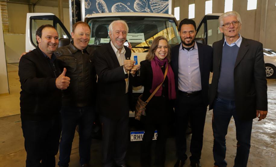 Governo entrega caminhões a municípios para facilitar a distribuição de alimentos