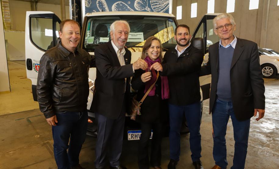 Governo entrega caminhões a municípios para facilitar a distribuição de alimentos