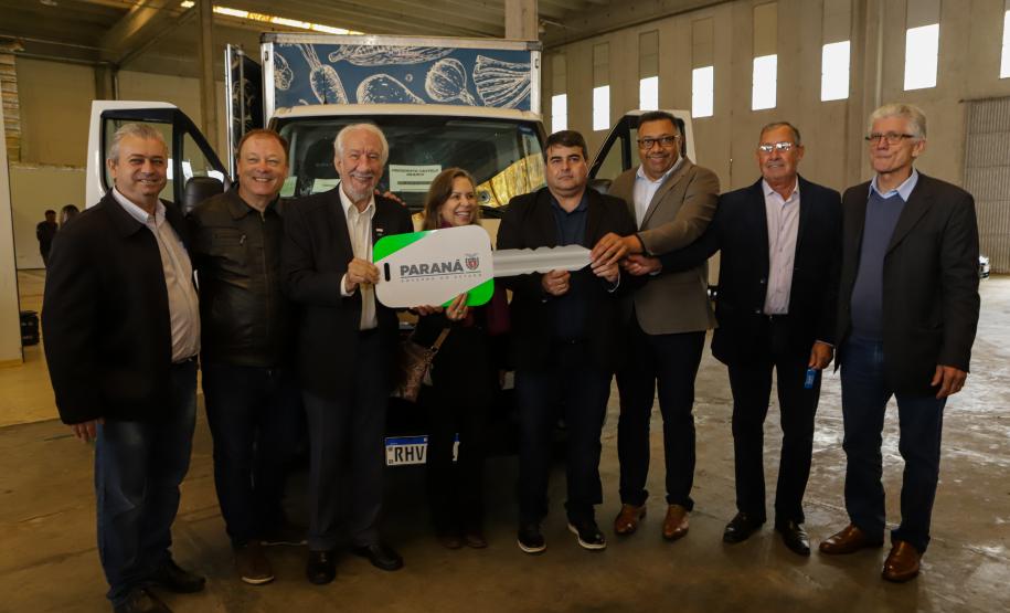 Governo entrega caminhões a municípios para facilitar a distribuição de alimentos