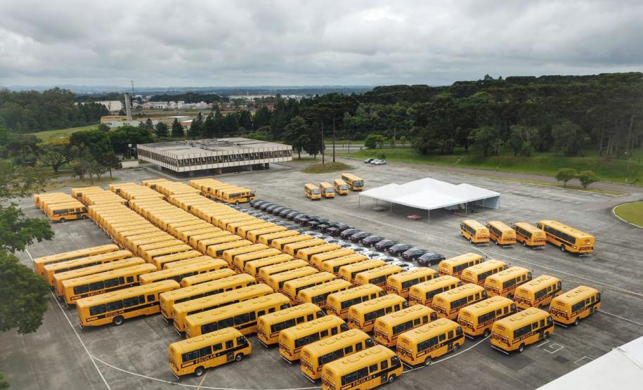 Governador entrega 128 ônibus escolares e 45 novas viaturas para as forças de segurança pública